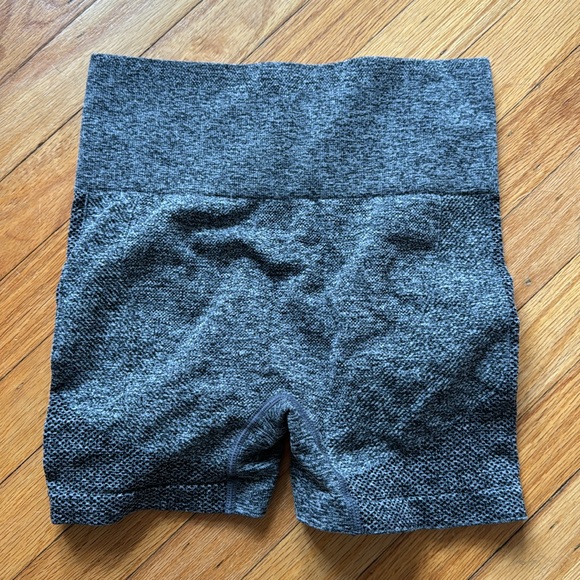 Scrunch Butt Contour Shorts - Picture 2 of 2